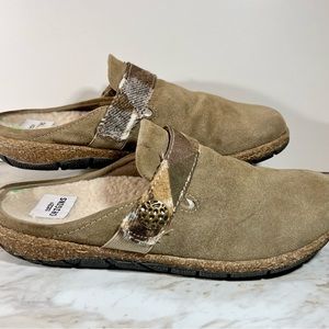 Earth Origins Eloise suede mules SZ 8
